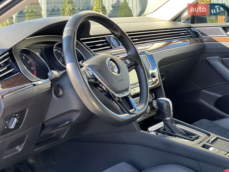 Седан Volkswagen Passat 2015 в Ужгороді