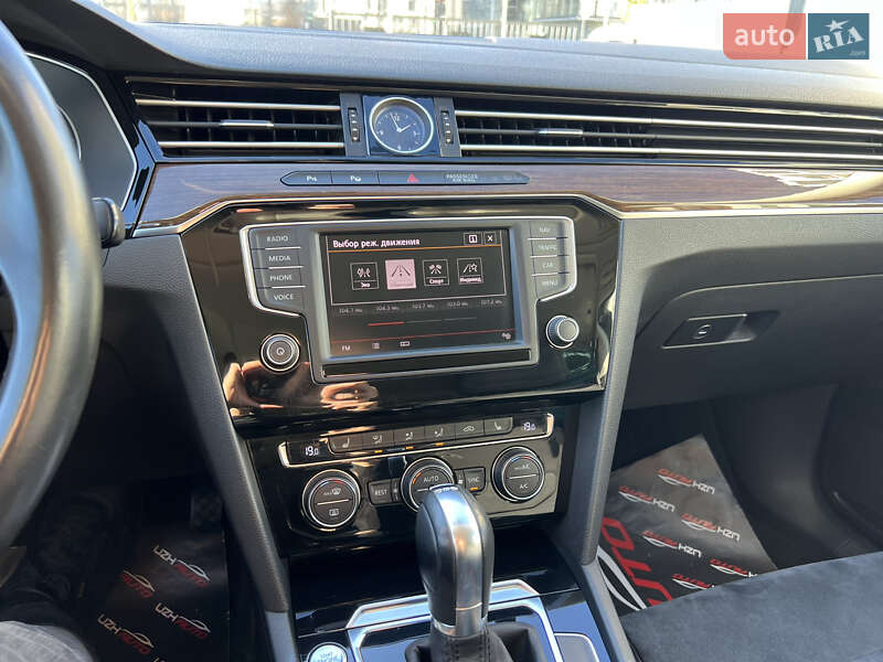 Седан Volkswagen Passat 2015 в Ужгороді