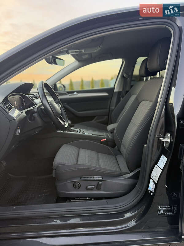 Седан Volkswagen Passat 2022 в Луцке