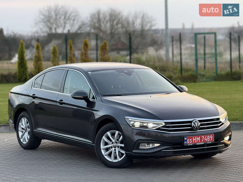 Седан Volkswagen Passat 2022 в Луцке
