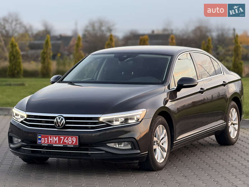 Седан Volkswagen Passat 2022 в Луцке