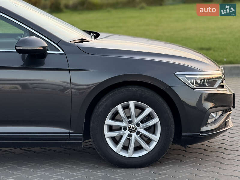 Седан Volkswagen Passat 2022 в Луцке
