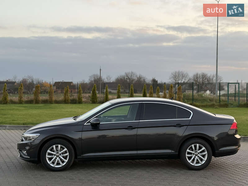 Седан Volkswagen Passat 2022 в Луцке