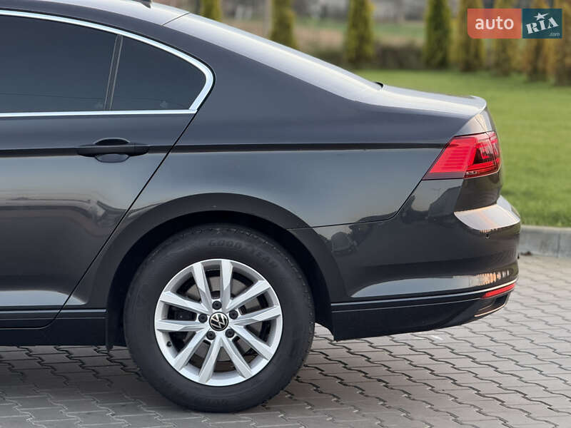 Седан Volkswagen Passat 2022 в Луцке