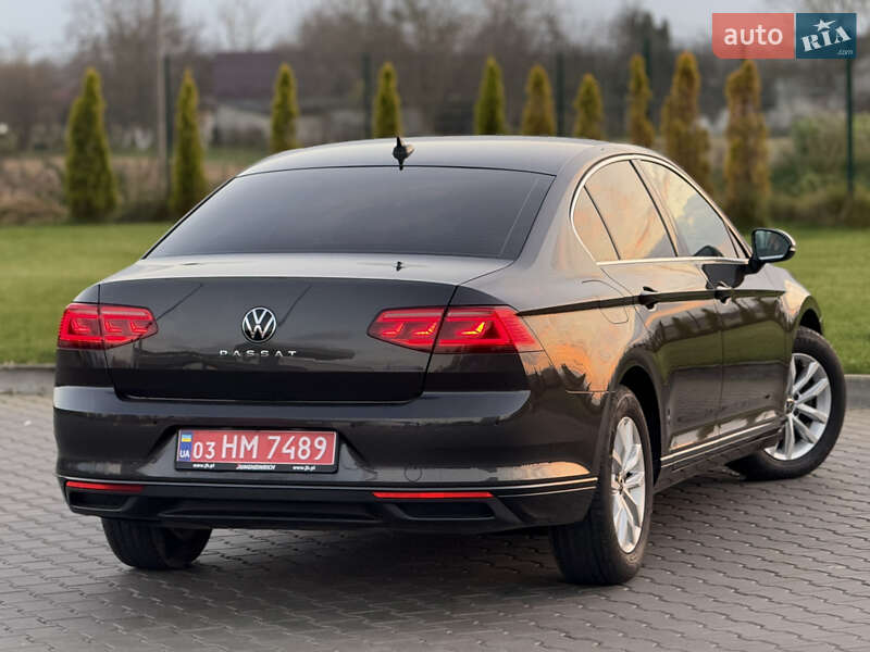 Седан Volkswagen Passat 2022 в Луцке
