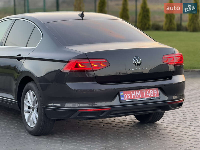 Седан Volkswagen Passat 2022 в Луцке