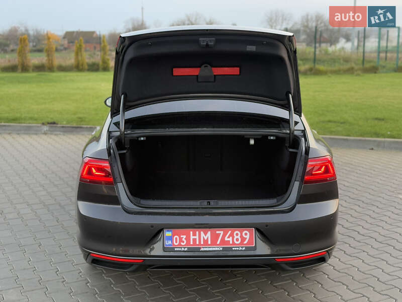 Седан Volkswagen Passat 2022 в Луцке