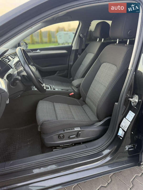 Седан Volkswagen Passat 2022 в Луцке