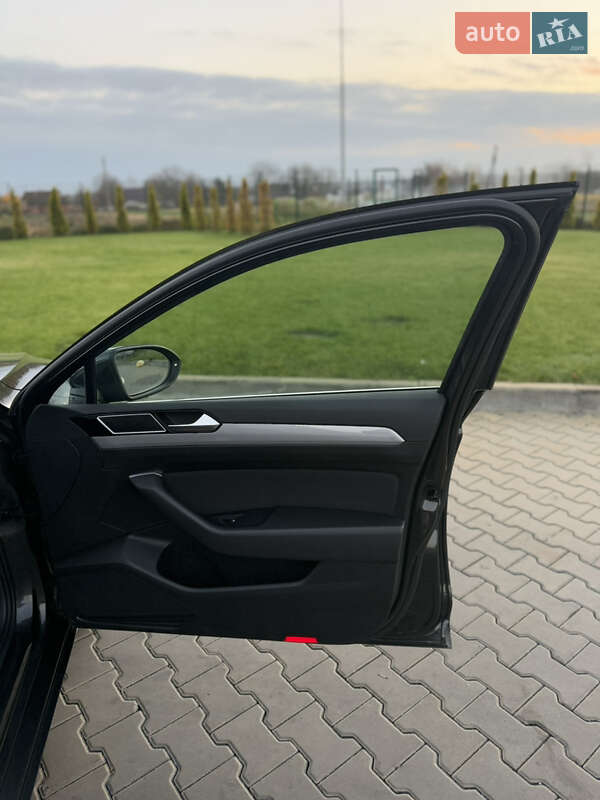 Седан Volkswagen Passat 2022 в Луцке