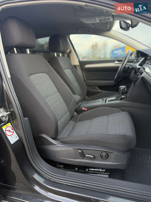 Седан Volkswagen Passat 2022 в Луцке
