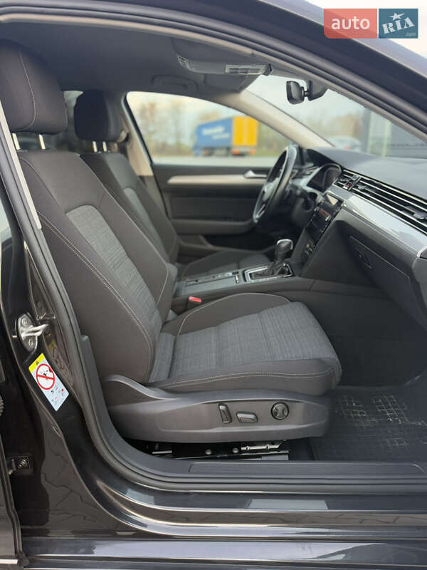 Седан Volkswagen Passat 2022 в Луцке