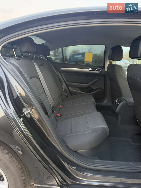 Седан Volkswagen Passat 2022 в Луцке