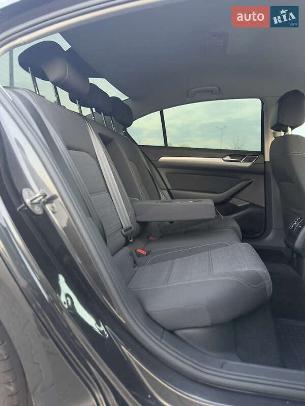 Седан Volkswagen Passat 2022 в Луцке