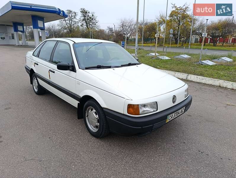 Седан Volkswagen Passat 1988 в Черкассах