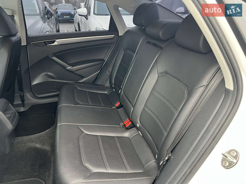 Седан Volkswagen Passat 2018 в Киеве