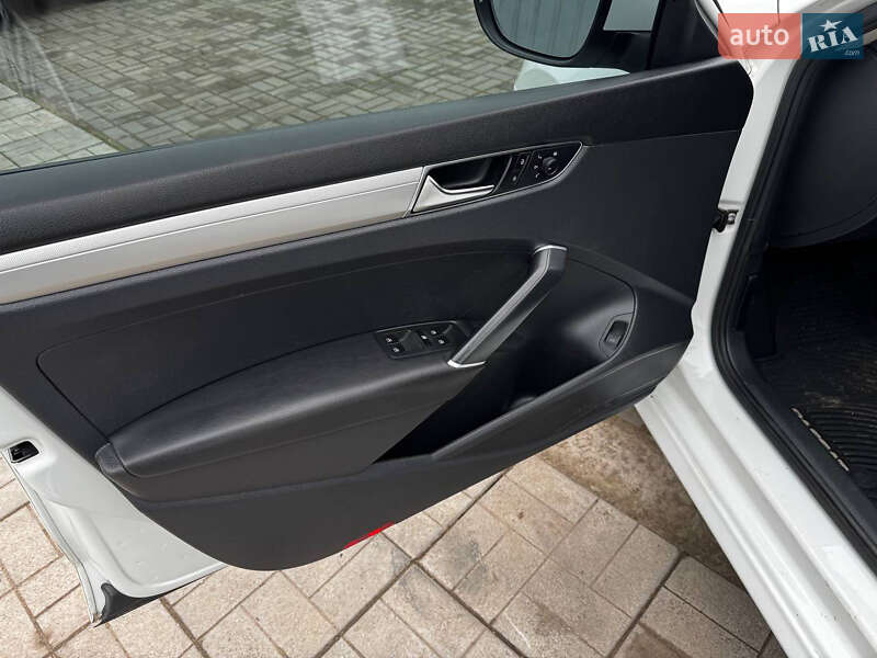 Седан Volkswagen Passat 2018 в Днепре