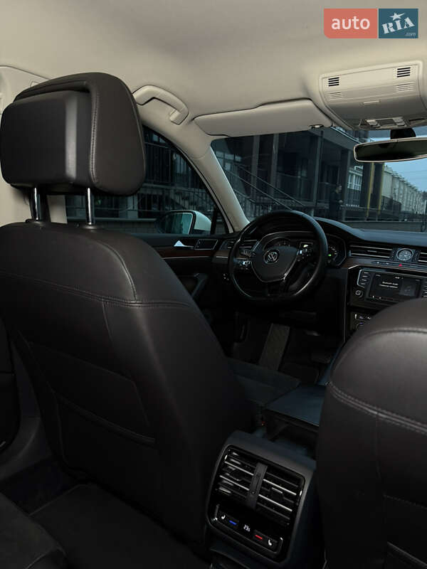 Седан Volkswagen Passat 2015 в Киеве