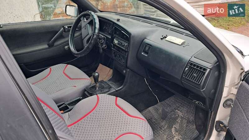 Седан Volkswagen Passat 1989 в Коростене