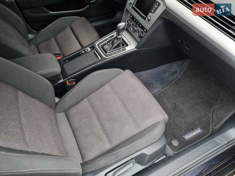 Седан Volkswagen Passat 2016 в Черновцах