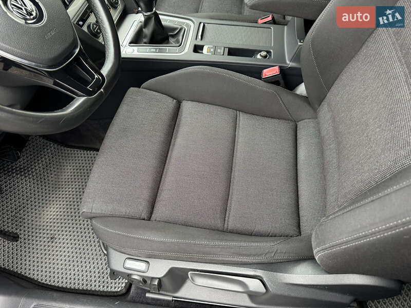 Седан Volkswagen Passat 2015 в Києві