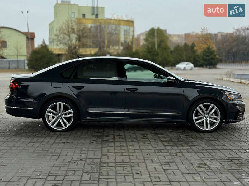 Седан Volkswagen Passat 2017 в Днепре