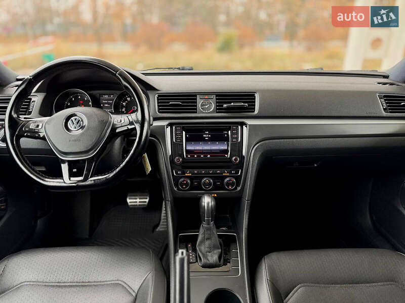 Седан Volkswagen Passat 2017 в Днепре