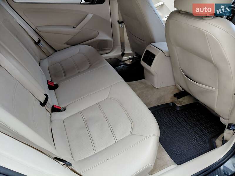 Седан Volkswagen Passat 2012 в Львове