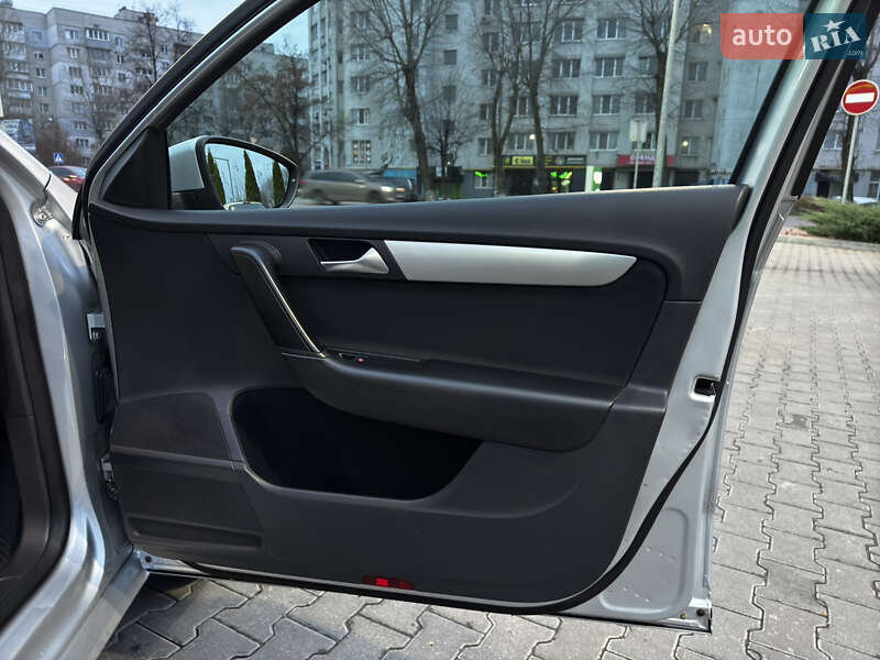 Універсал Volkswagen Passat 2012 в Києві
