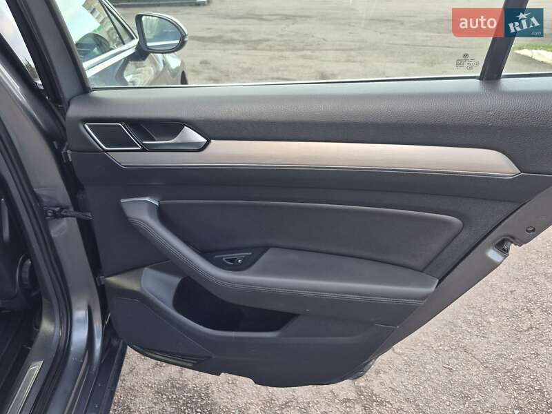 Универсал Volkswagen Passat 2015 в Ровно