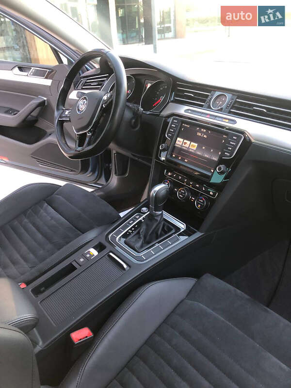 Седан Volkswagen Passat 2016 в Луцке