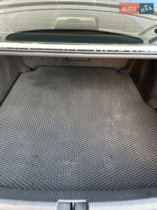 Седан Volkswagen Passat 2011 в Вараше