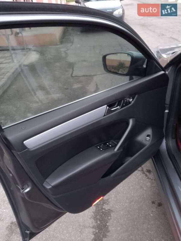 Седан Volkswagen Passat 2012 в Тростянце