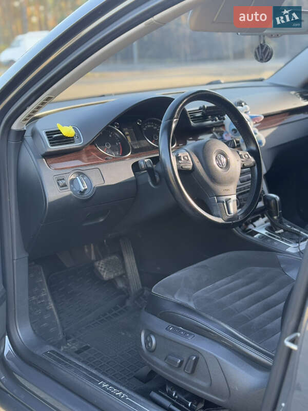 Універсал Volkswagen Passat 2011 в Сарнах