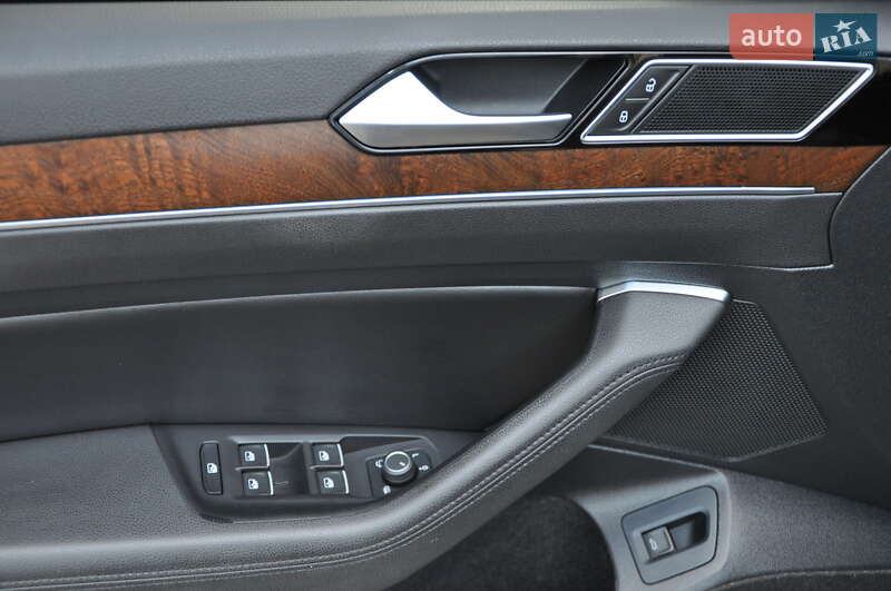 Седан Volkswagen Passat 2017 в Одессе