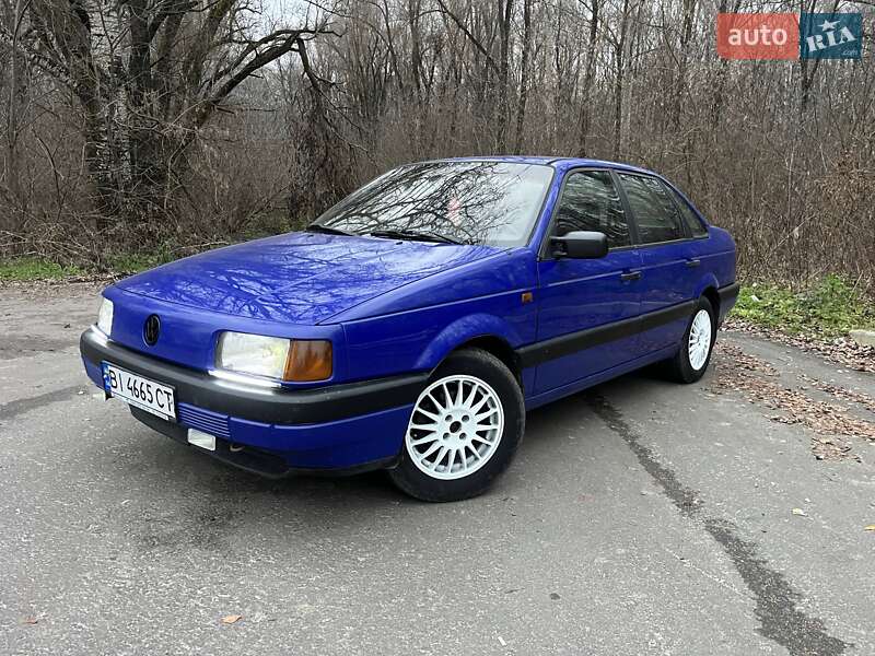 Седан Volkswagen Passat 1988 в Гадяче