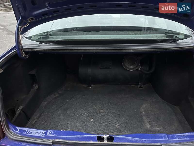 Седан Volkswagen Passat 1988 в Гадяче