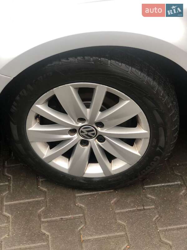 Универсал Volkswagen Passat 2011 в Нововолынске