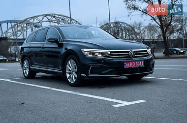 Универсал Volkswagen Passat 2021 в Киеве