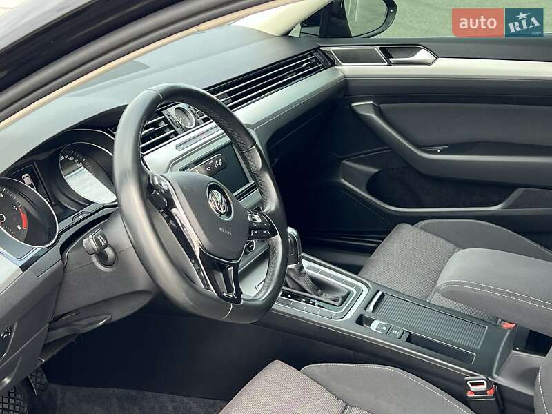 Седан Volkswagen Passat 2017 в Львове