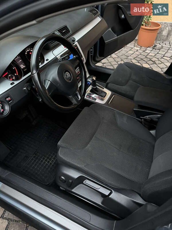 Седан Volkswagen Passat 2010 в Ужгороде