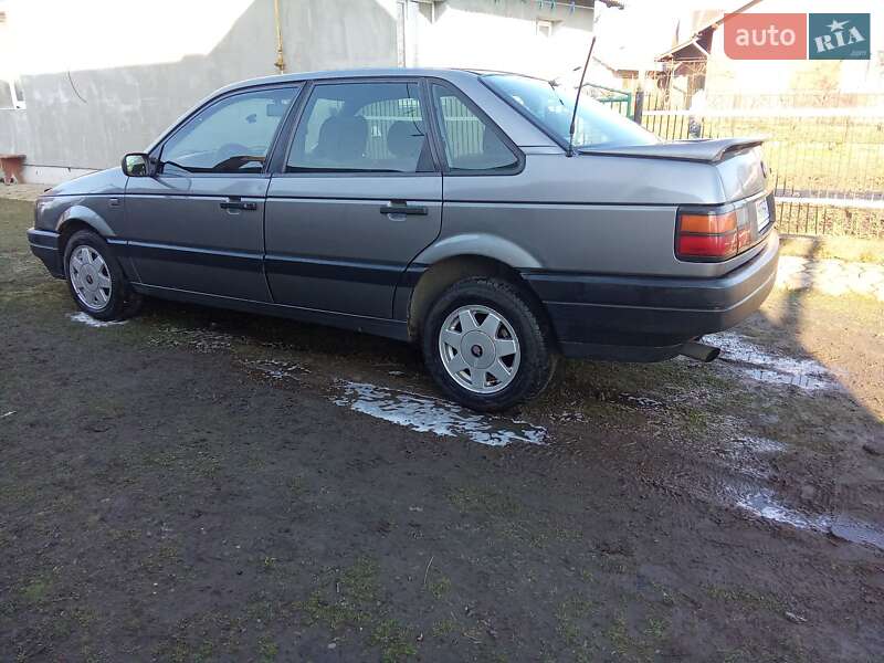 Седан Volkswagen Passat 1993 в Стрию