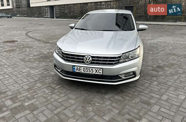 Седан Volkswagen Passat 2016 в Днепре