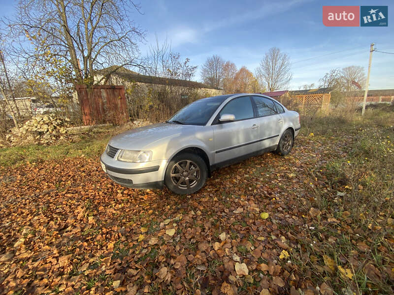 Седан Volkswagen Passat 1999 в Волочиске