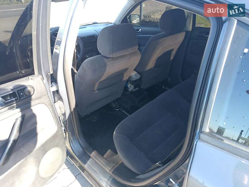 Универсал Volkswagen Passat 2000 в Снятине