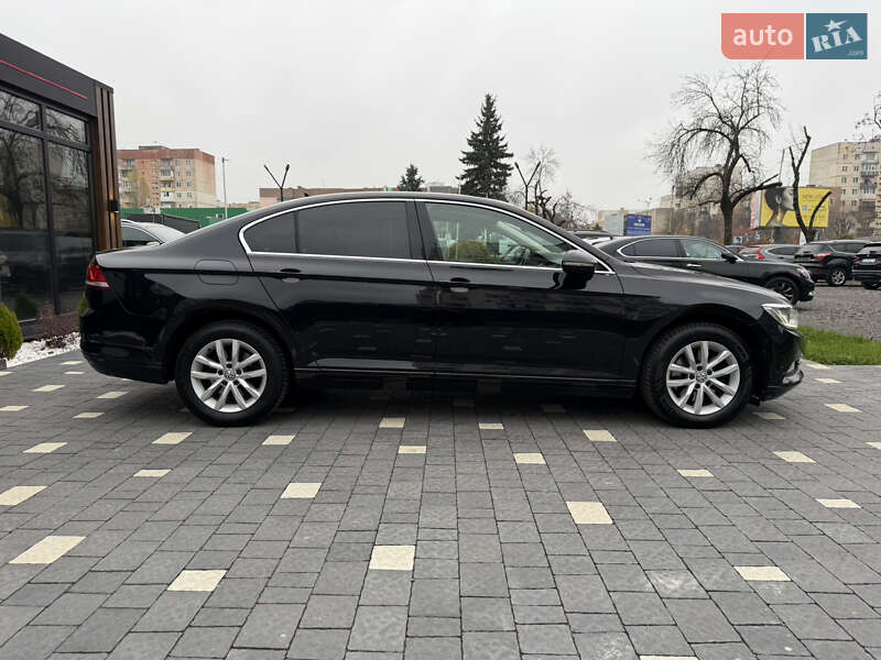 Седан Volkswagen Passat 2015 в Ужгороде