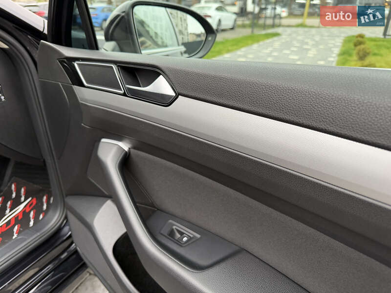 Седан Volkswagen Passat 2015 в Ужгороде