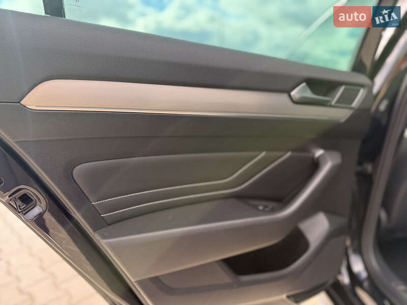 Седан Volkswagen Passat 2020 в Луцьку