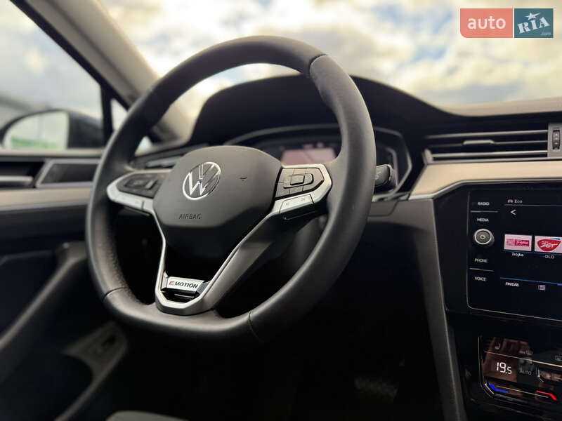 Седан Volkswagen Passat 2020 в Луцьку