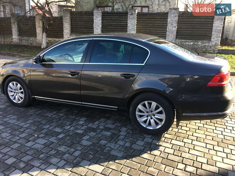 Седан Volkswagen Passat 2012 в Остроге