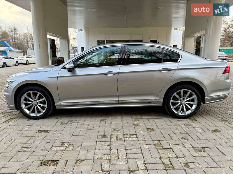 Седан Volkswagen Passat 2018 в Днепре